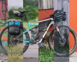 Dwa rowery gotowe do bike packingu, jeden z sakwami na bagażniku, drugi z torbą w ramie i na kierownicy, na tle kolorowych ścian.