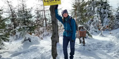 Dziewczyna na szczycie Czupel, 933 m n.p.m. Zimowa trasa w śniegu, piękne widoki.