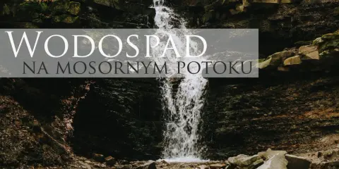 Wodospad na Mosornym Potoku, kaskada wody spływająca po skalistym zboczu w otoczeniu zieleni.