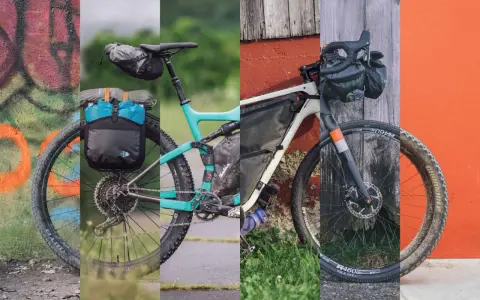 Dwa rowery gotowe do bike packingu, jeden z sakwami na bagażniku, drugi z torbą w ramie i na kierownicy, na tle kolorowych ścian.