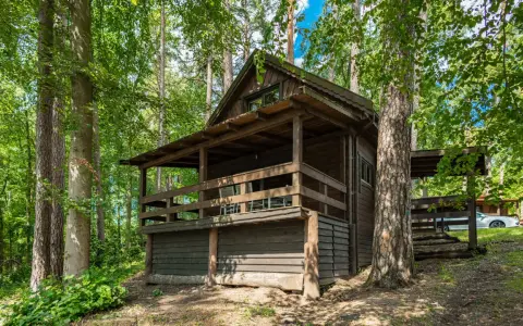 Drewniane domki kempingowe Mazury w otoczeniu zieleni. Idealne miejsce na wypoczynek wśród natury.