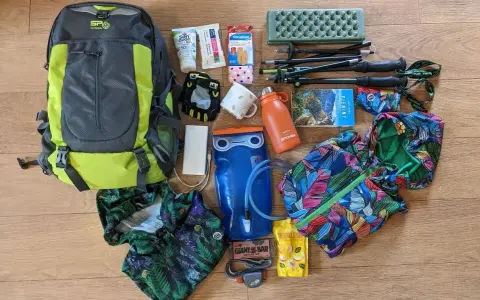 Plecak, kijki trekkingowe, bukłak, termos, apteczka, powerbank i odzież – to wszystko, co zabrać w góry jesienią.