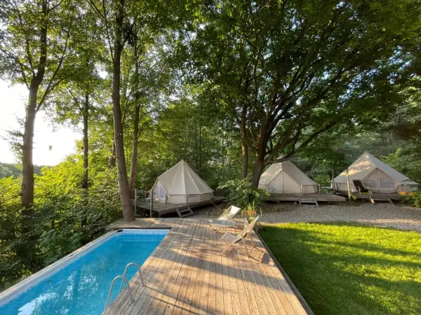 Relaks w otoczeniu natury. Luksusowy glamping nad jeziorem z basenem i namiotami typu bell. Idealne miejsce na wypoczynek.