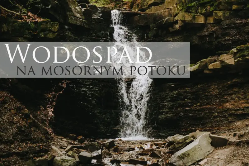 Wodospad na Mosornym Potoku, kaskada wody spływająca po skalistym zboczu w otoczeniu zieleni.